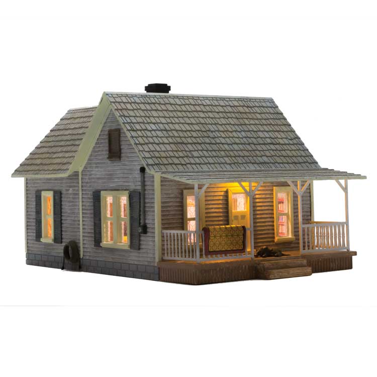 Old Homestead w/Lights - Built & Ready Landmark Structures -- Assembled - 6-3/4 x 9-13/16 x 5-1/8"17.1 x 24.9 x 13cm