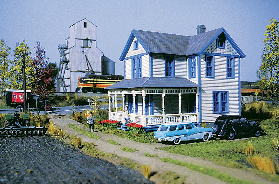 Aunt Lucy's House -- Kit - 4 x 5-3/4 x 5-1/8"10.2 x 14.6 x 13cm